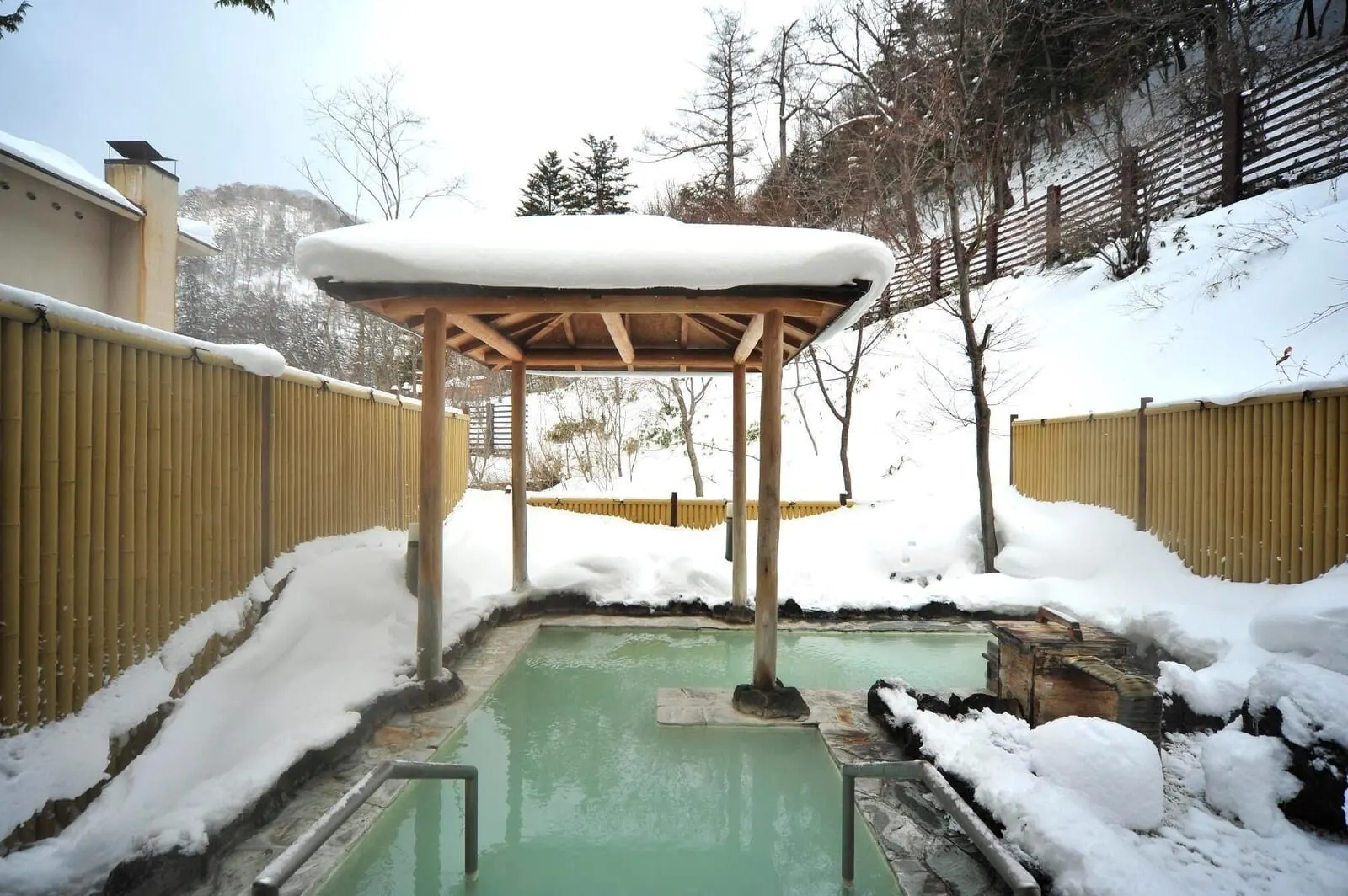 Okunikko Yumoto Onsen Yumoto Itaya: The open-air bath in snow