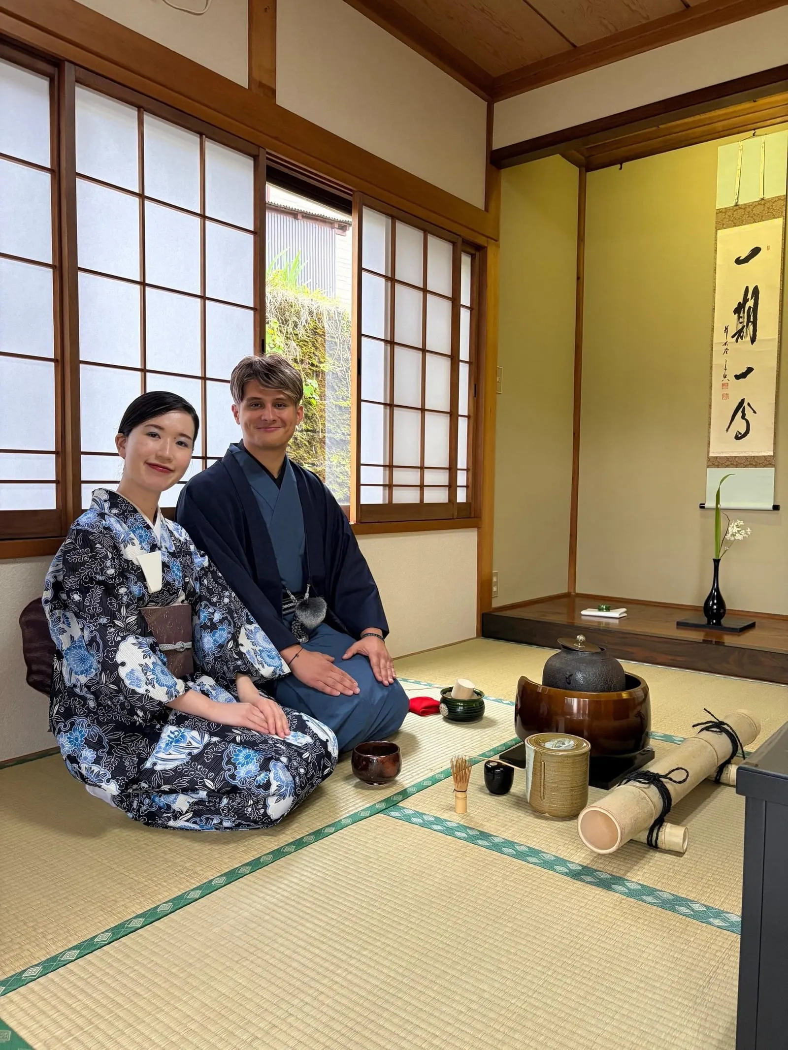 Guests in kimono in the tea room